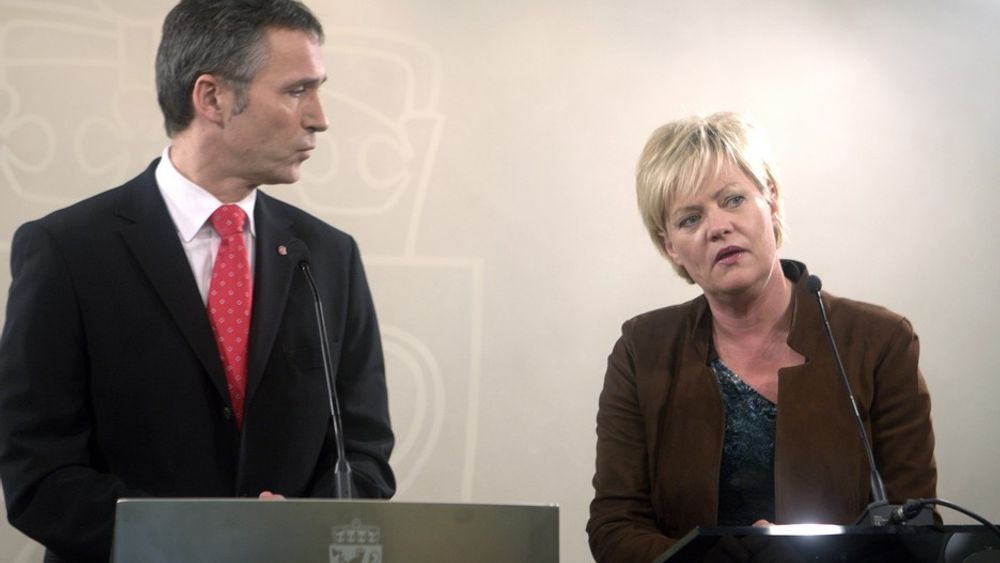 Både statsminister Jens Stoltenberg og finansminister Kristin Halvorsen reagerer på Eivind Reitens etterlønnsavtale.