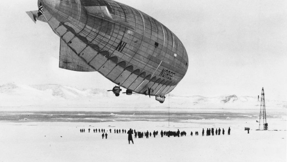 LANG HISTORIE: Her drar Roald Amundsen og Ellsworth ut på nordpolferd med luftskipet "Norge" i 1926. Nå ser svensk bygningsindustri på bruk av luftskip som løfteredskap.