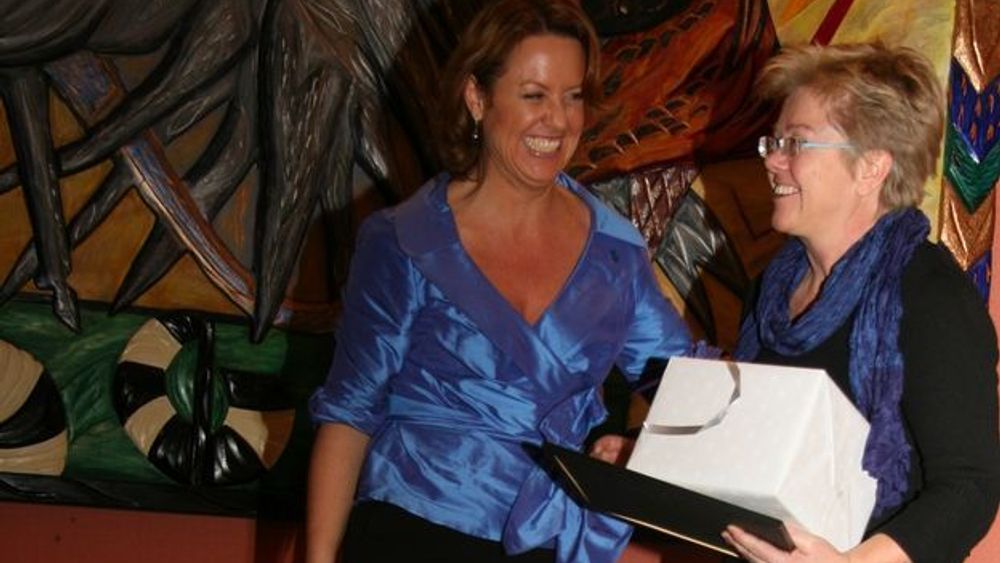 ENERGISK: Ida Bryn, til høyre, mottar prisen "Årets ildsjel" av RIF-direktør Liv Kari Hansteen.