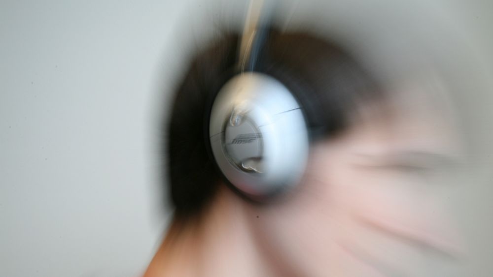 Høy lyd fra hodetelefoner kan gi varige hørselsskader. 10 millioner europeere står i fare, mener EU.
