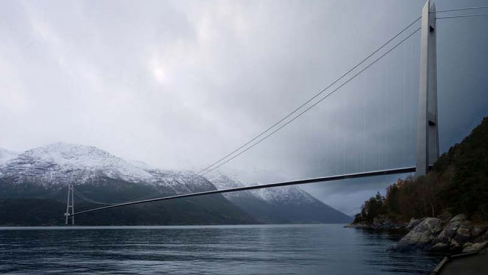 Norges lengste hengebru, Hardangerbrua, ble bygget med ett brudekke. Nå ser danske forskere på muligheten for å bygge lengre hengebruer med flere parallelle dekker. 