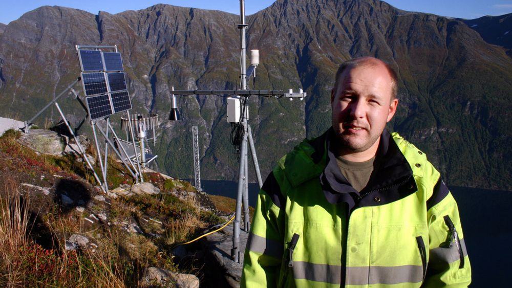 VARSLING: Dataingeniør Tore Bergnes i Åknes-Tafjord Beredskap IKS på toppen av Åkneset der det er montert avansert teknologisk utstyr som skal kunne varsle et ras fra Åkneset flere dager i forveien.