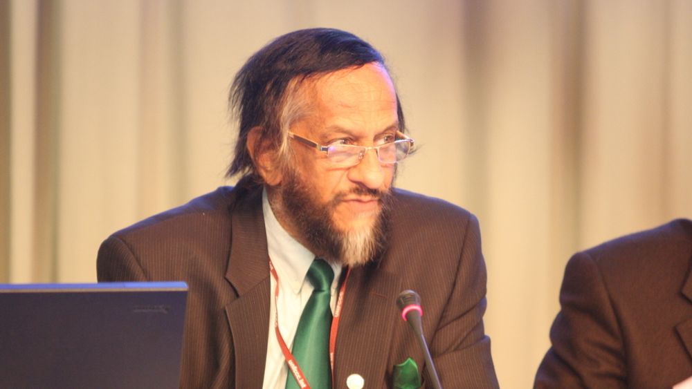 FNs klimapanels leder Rajendra Pachauri blir "frikjent" av en nederlandsk ekspertgruppe som har gått gjennom klimapanelets siste rapport. Her under møtet i København i desember i fjor.