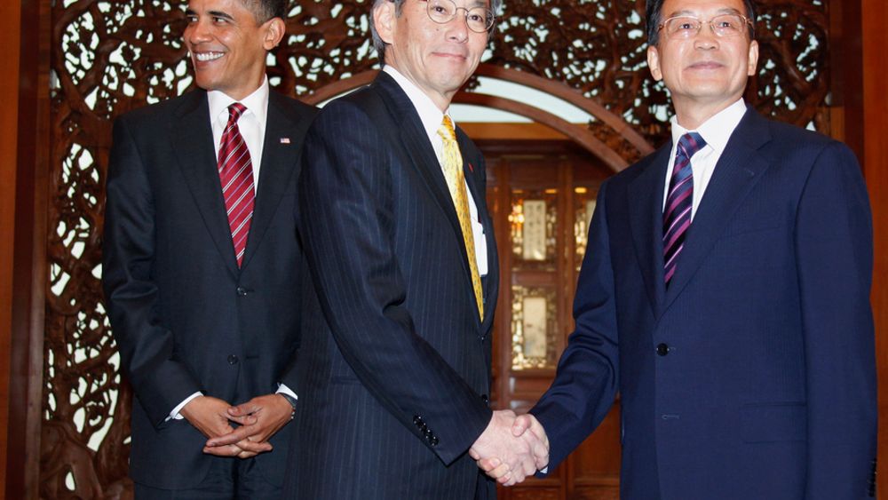 KINA OVERTAR: USA er i ferd med å miste sitt lederskap innen teknologiutvikling, advarer USAs energiminister Steven Chu (i midten). Her hilser han på Kinas statsminister Wen Jiabao. I bakgrunnen Barack Obama.
