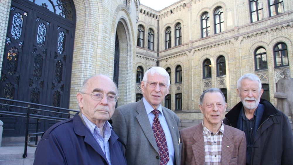 Energiveteranene Erling Diesen, Hans H. Faanes, Jon Tveit og Jon Ingvaldsen foran Stortinget.