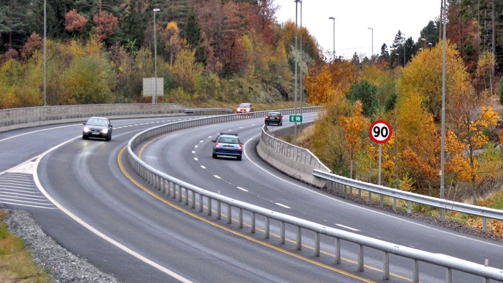 Dette rekkverket skal hindre møteulykker på E 18 mellom Rannekleiv og Grimstadporten. Bildet er tatt like ved Nedeneskrysset. Videre sørover går vegen i stigning, derfor er det to felt til høyre for rekkverket.