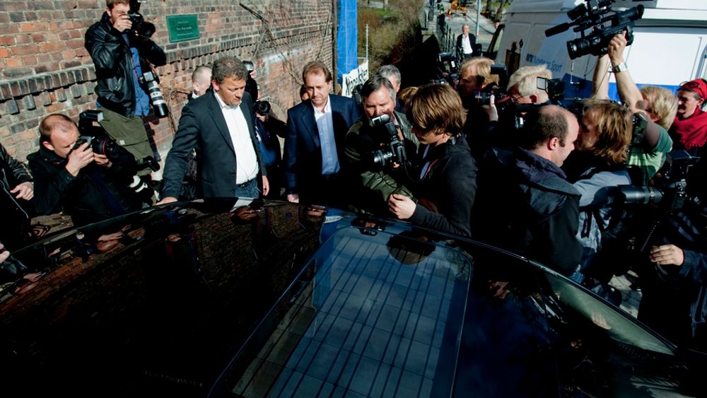 OMRINGET: Kjell Inge Røkke ble omringet av pressefolk da han slo tilbake mot staten med en tordentale onsdag. Røkke er provosert over at selskapene han har solgt omtales som søppel.