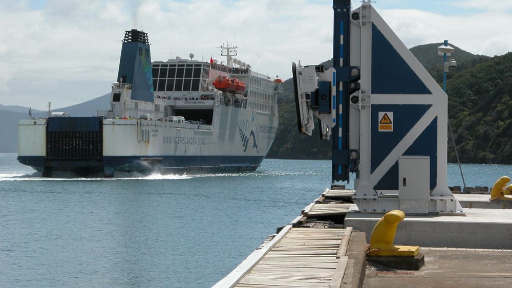 MÅ UNDERSØKE: Bedrifter med industrihavner må kartlegge om de har en uakseptabel spredning av miljøgifter i vannet utenfor havnene deres.