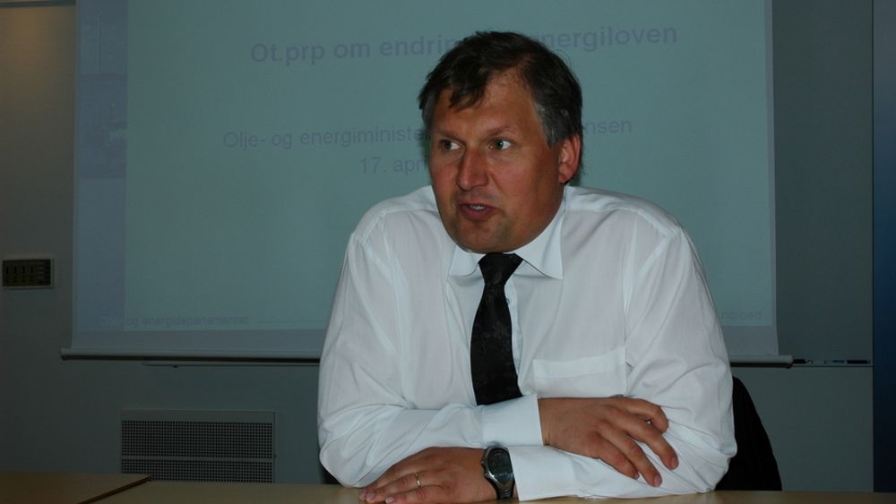 Terje Riis-Johansen legger frem Energiloven 17. april 2009.