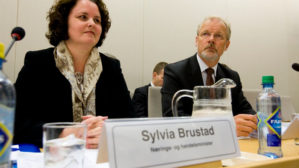Sylvia Brustad forklarte seg onsdag for Stortinget om Aker-bråket. Til høyre departementsråd Reier Søberg.