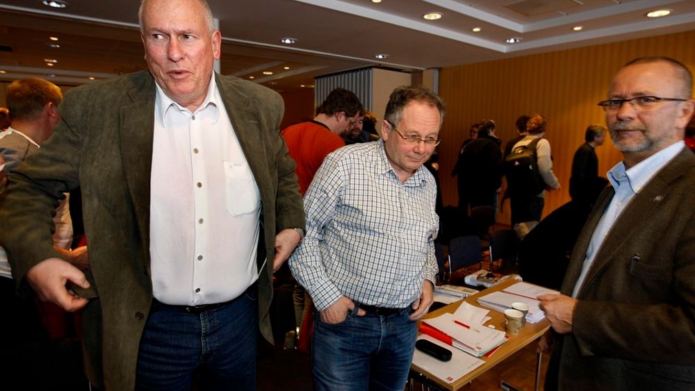 Hans O. Felix (i midten) mener myndighetene må ta påstandene om subsidier videre.