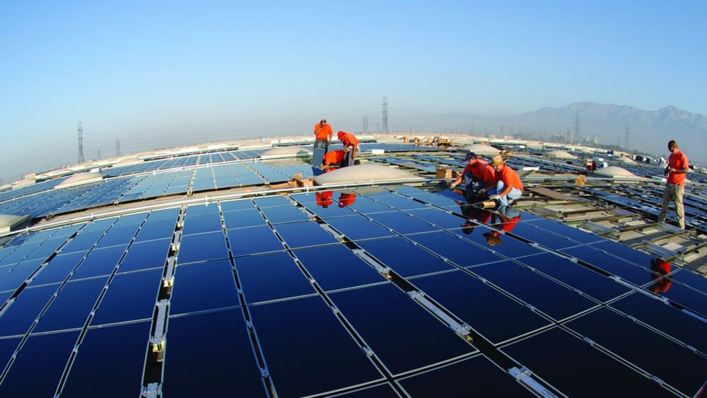 Det amerikanske selskapet First Solar er først under én dollar per watt for solceller. Her fra et 2MW-anlegg i Fontana, California.