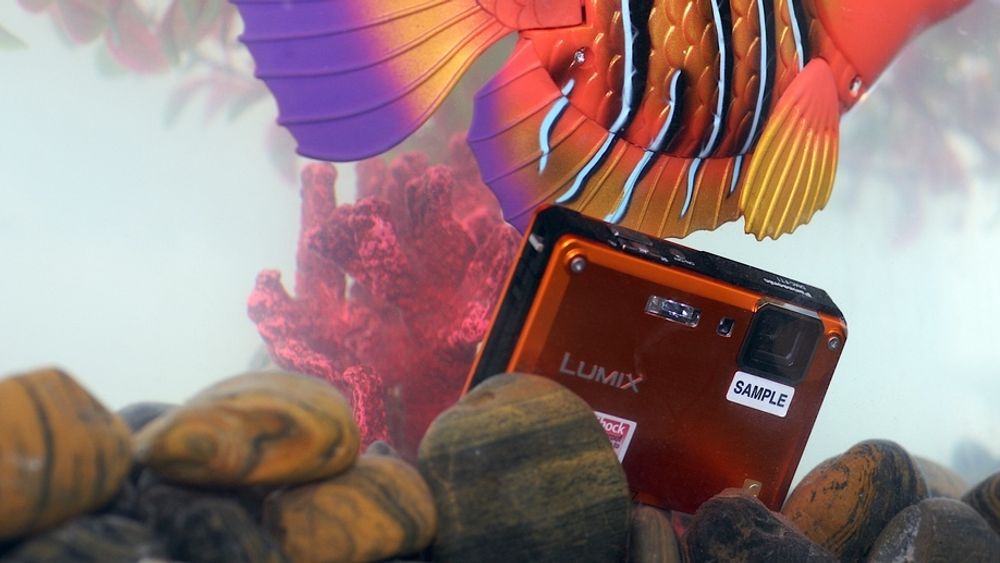Panasonic Lumix TS1 er vann-, støv- og støtsikkert og støtter HD-video i 720p