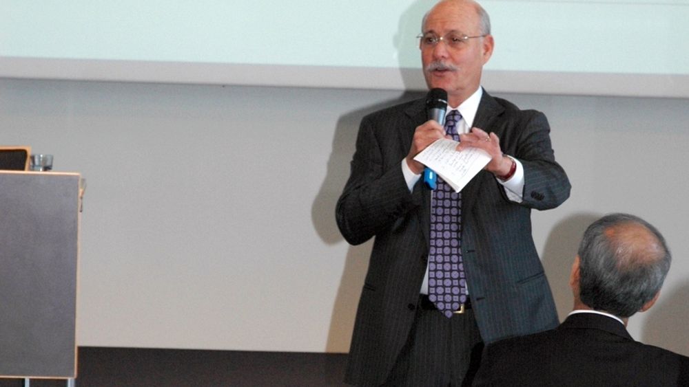 ADVARER: - Vi står ikke overfor en finanskrise. Den er kun et resultat. Vi står overfor avslutningen på de fossile brennstoffers æra, sier økonom Jeremy Rifkin. Han advarer mot å basere seg på olje framover.