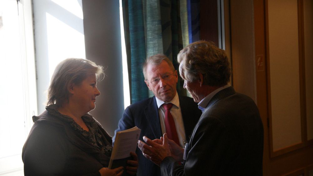 Erna Solberg i samtale med Jens Ulltveit-Moe og Thorleif Enger.