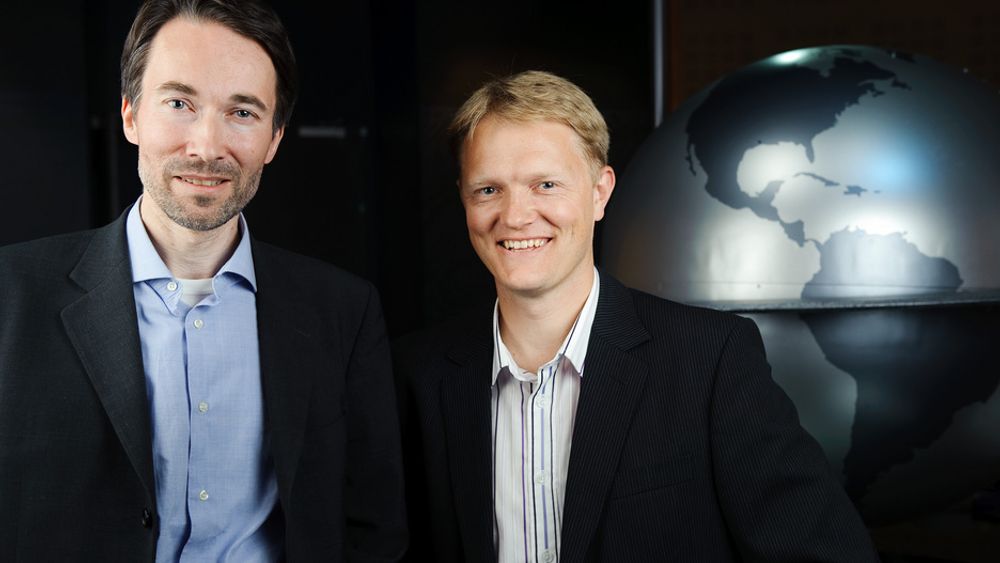 Brage W. Johansen i StatoilHydro og Bjørn Elseth ved Norsk Romsenter skal samarbeide - ettersom oljeleting og romfart har mye til felles.