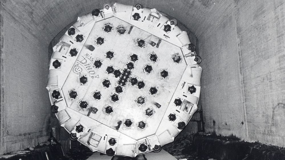 TBM-TABBE: Statens vegvesen boret i perioden 1984-1986 cirka syv km tunnel gjennom Fløyfjellet med tunnelboremaskinen "Madam Felle". Men maskinens diameter var for liten, og omfattende strossing måtte til for å få full kjørebanebredde i begge løp. Det kostet tid og penger.