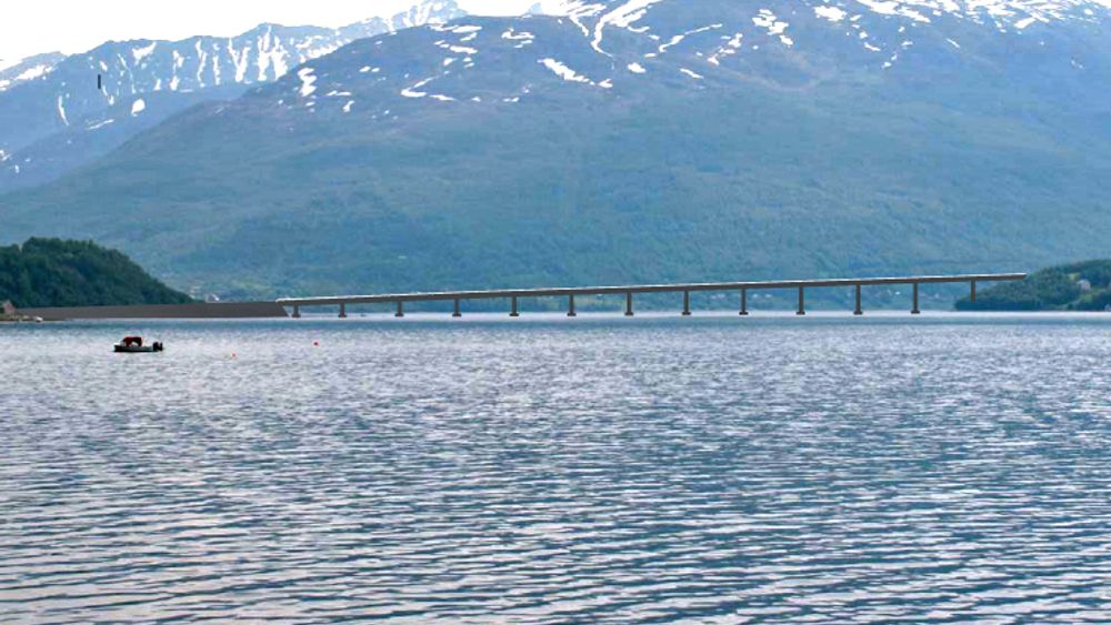 Denne fotomontasjen ble lagd i forbindelse med kommunedelplanen. Det er neppe grunn til å tro at brua over Ramfjorden blir dramatisk forskjellig fra denne.