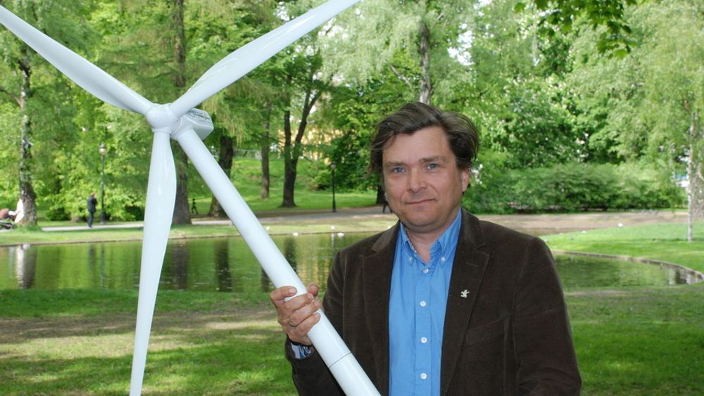 SNURRER AV GLEDE: Direktør Øyvind Isachsen i Norwea er fornøyd. Norge og Sverige er enige om elsertifikater, og det gjør vindkraften mer lønnsom. Mange nye vindkraftprosjekter vil nå bli bygd ut.
