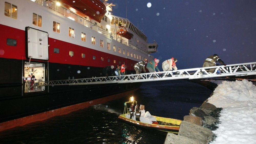 Hurtigruteskipet "Richard With" gikk tirsdag morgen på grunn rett ved Pir 2 i Trondheim Havn. Passasjerer og mannskap ble evakuert via brannstige.
