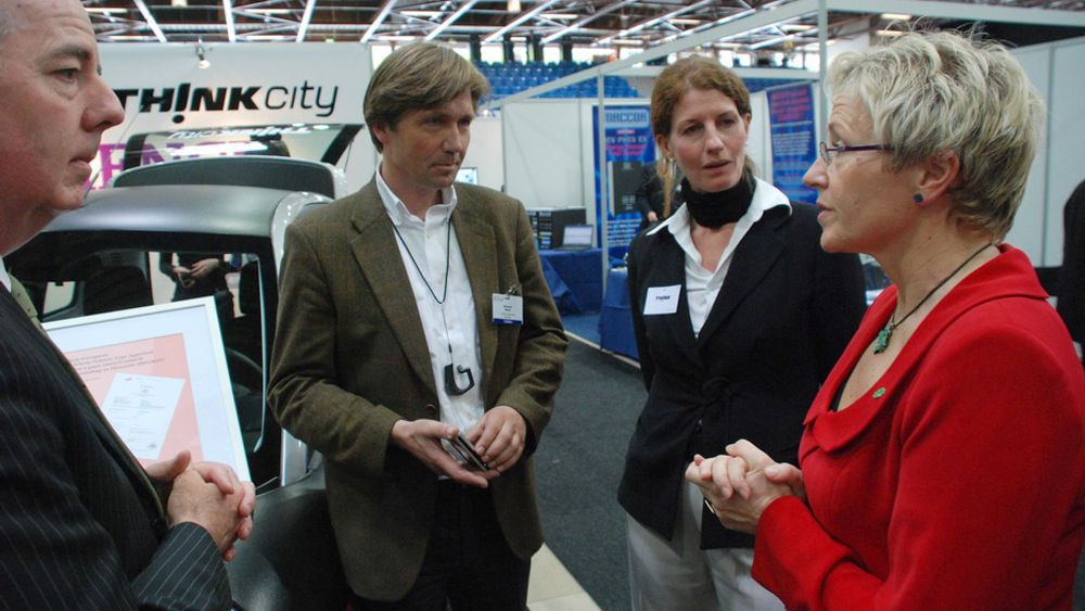 Liv Signe Navarsete ble omringet av bekymrede Think-ansatte under EVS24-messen i Stavanger tidligere i år. Fra venstre konsernsjef Richard Canny, salgsdirektør Richard Waitz og designdirektør Katinka von der Lippe.