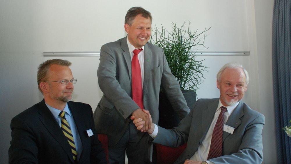 LANSERING: Olje- og energiminister (bak) lanserer fornybarbransjens internasjonale arm Intpow, flankert av direktør Geir Elsebutangen (t.v.) og styreformann Bjørn Blaker.