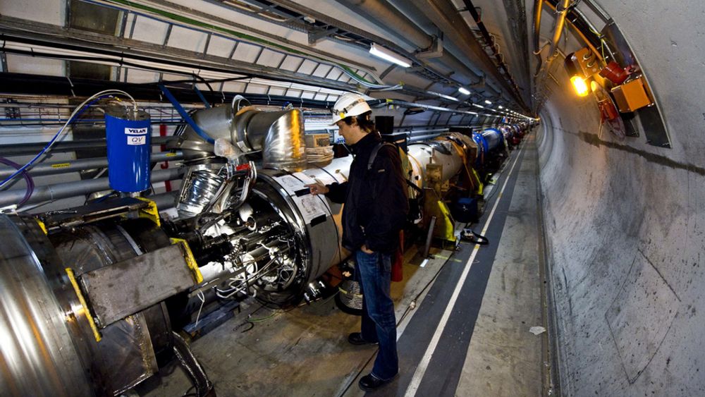 Gjenoppstarten av partikkelakseleratoren Large Hadron Collider er utsatt på ny  - denne gang til november.