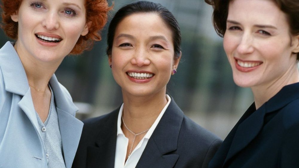 De kvinnelige lederne hadde størst grunn til å smile i fjor, med 15 prosent lønnsvekst. Men de ligger fortsatt 200.000 kroner bak sine mannlige kolleger i snittlønn.