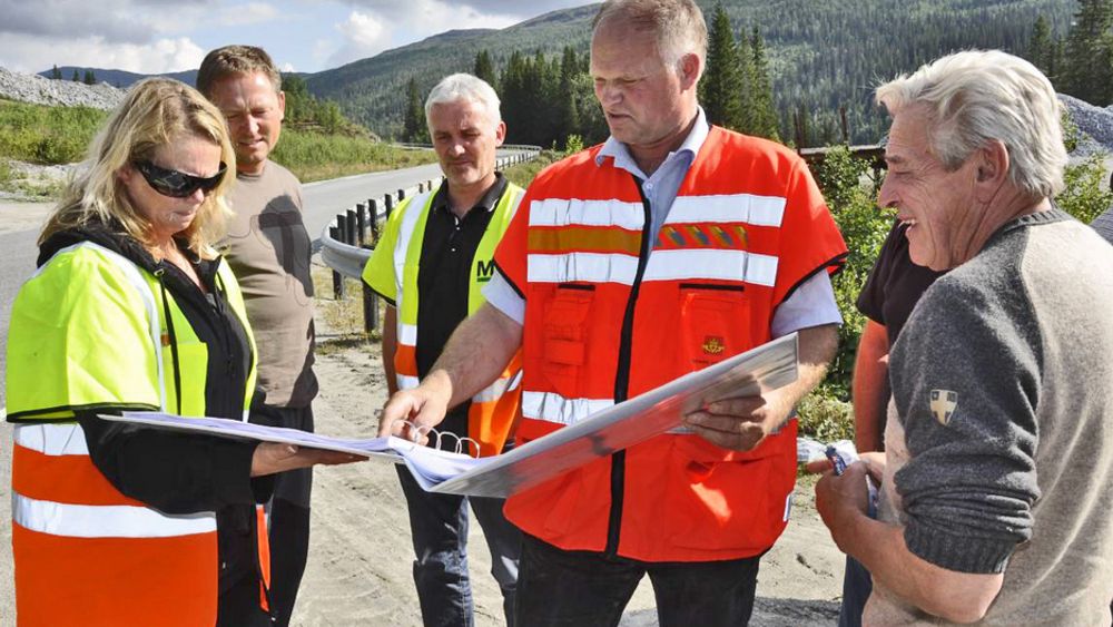 Fra anbudsbefaringen på E 6. Fra venstre Wenche Løngaard, Ronny Hermannsen og Tom Johansen, alle fra M3 Anlegg, byggeleder Bjørn Kjønnås, Statens vegvesen og Helmod Bernhardsen, H & O Bernhardsen.
