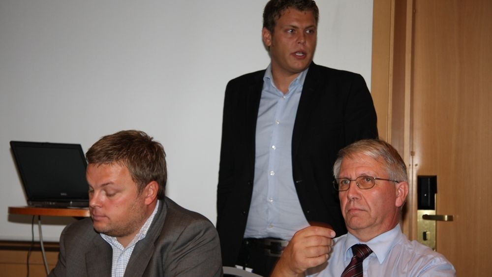 GIR BILISTENE REGNINGEN: Sekretariatsleder for Oslopakke 3, Henrik Berg, samferdselsbyråd i Oslo, Jøran Kallmyr og vegdirektør Terje Moe Gustavsen (fra venstre) la tidligere i dag frem forslag til handlingsprogram for Oslopakke 3 for perioden 2010-2013. Bomringen i Oslo skal finansiere over halvparten.