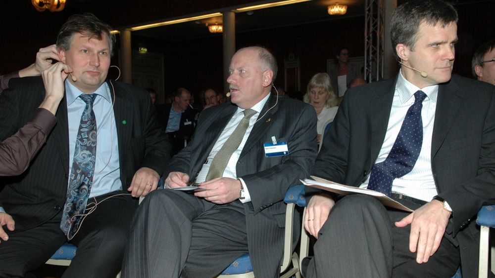 MØTES: Oljetoppene Terje Riis-Johansen (f.v), Kjell Pedersen i Petoro og konsernsjef Helge Lund i StatoilHydro får god til å samtale under Sandefjordskonferansen.