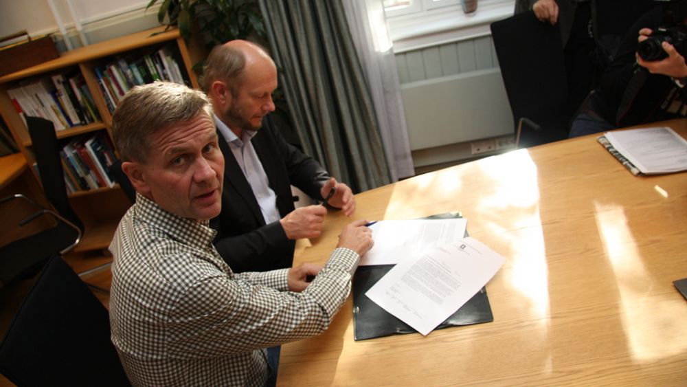 Miljøvernminister Erik Solheim og Stein Lier Hansen fra Norsk Industri signerer avtale om utslippskutt i prosessindustrien.