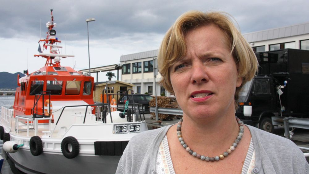 Kystdirektør Kirsti Slotsvik frykter utslipp fra de store oljetankerne.