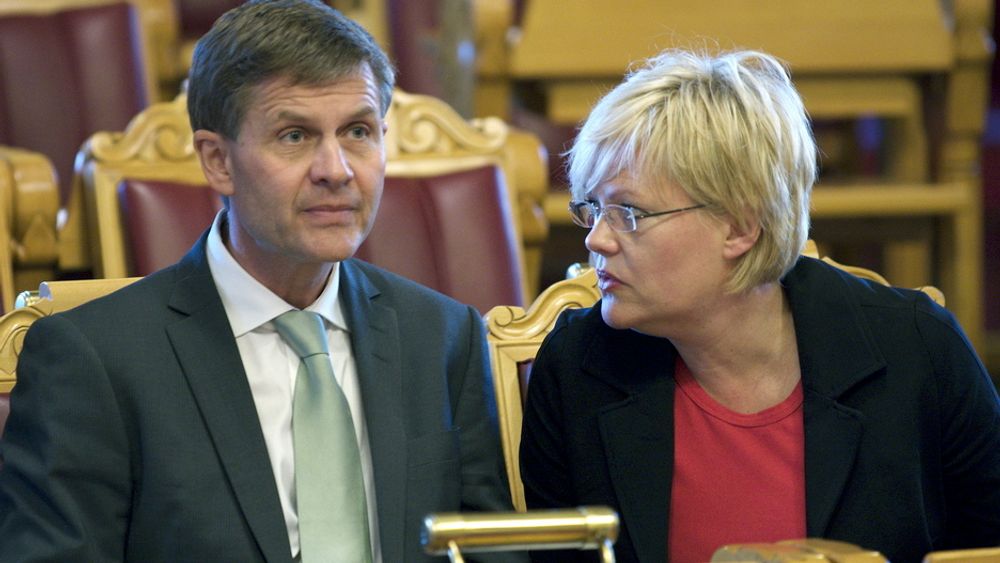 Miljøvernminister Erik Solheim vil ha metallindustrien til å frivillig redusere utslippene sine. Om de får til det, lover han å snakke pent med finansministeren om skatte- og avgiftskutt.