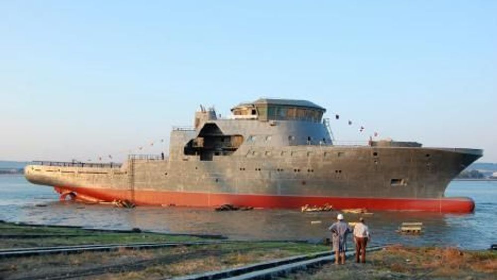 BOM STOPP: Vannstanden i Donau er så lav at Kystvaktens nye skip KV Barentshav ikke kan forlate den rumenske byen Severin i Romania og taues til Svartehavet og sjøveien til Norge.
