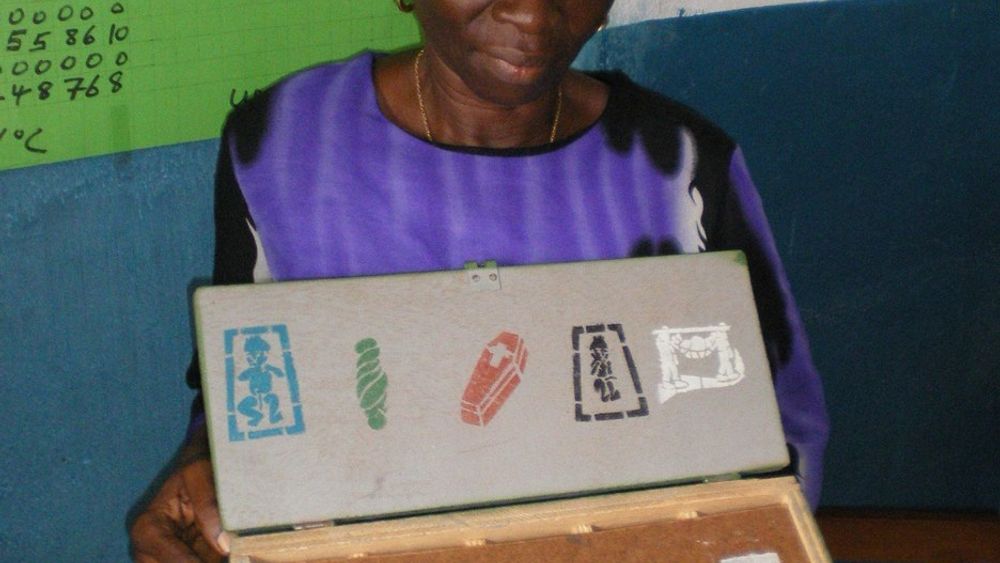 Fødselshjelperen er analfabet og bruker en steinkasse for å registrere blant annet dødfødsler, for senere dataregistrering hos Verdens Helseorganisasjon.