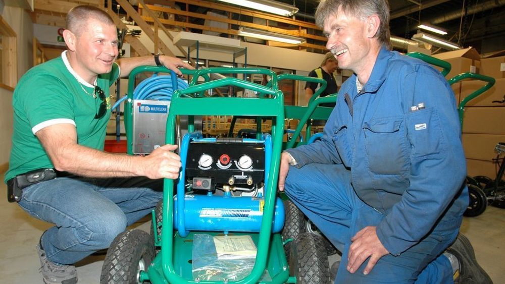 LOKALT PRODUSERT: - Det er et poeng for oss at skumvaskeren produseres lokalt istedet for å sette den sammen i Østen, sier daglig leder Ove Kvam (til venstre) i Kvam Agentur, sammen med Åsmund Storstadmo fra Innherred Produkter.