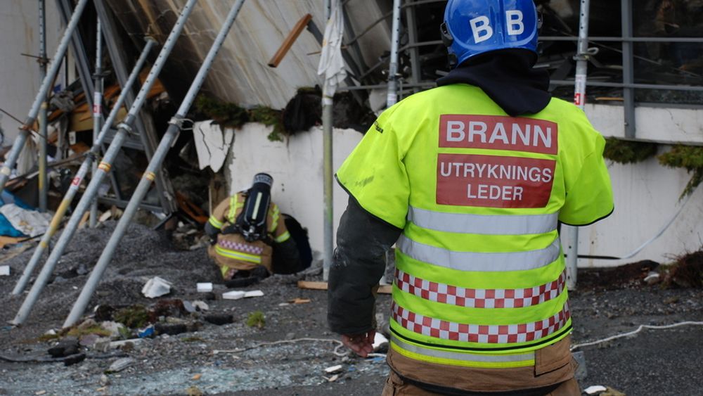 Det må bores hull inn i gasstanken som tilhører Fjelltunvegen 31 i Ålesund. Årsaken er at spesialister og brannvesen ikke har klart å tømme tanken via de ventiler som finnes på tanken. Tanken sees øverst i bildet fra midten mot venstre.