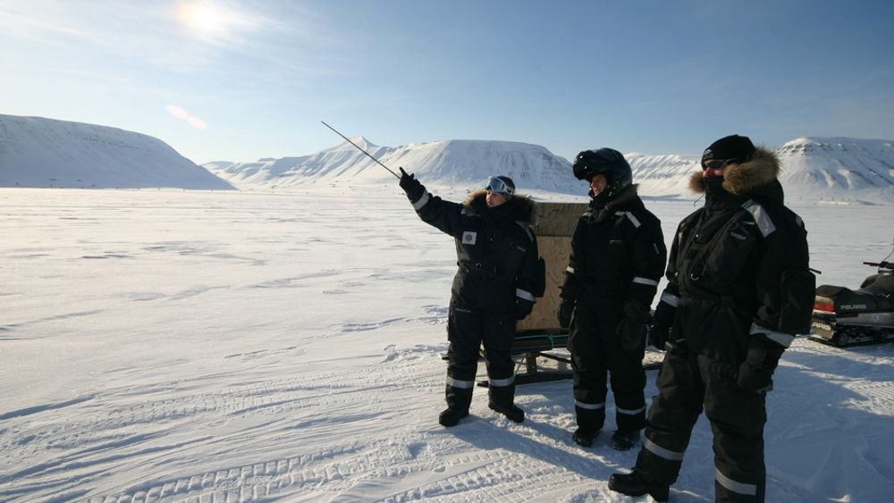 Feltarbeid på Svalbard er en naturopplevelse. Men den arktiske kulden biter også i april.