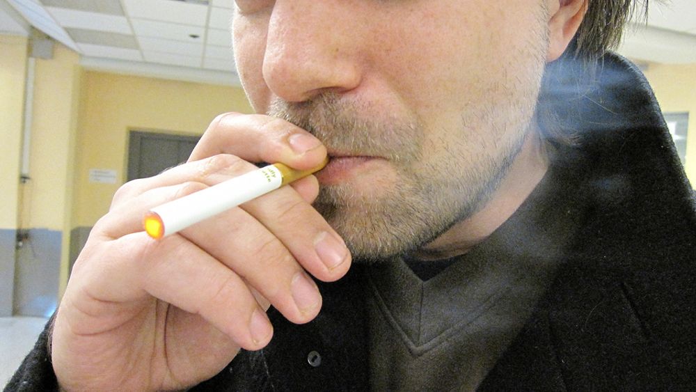 FORBUDT: Nordmenn har kunnet kjøpe elektriske sigaretter som ifølge selgerne tilfredstiller nikotinhungeren på en sunnere måte en vanlig tobakksrøyk. Men salget er forbudt, slår Helsedirektoratet fast.