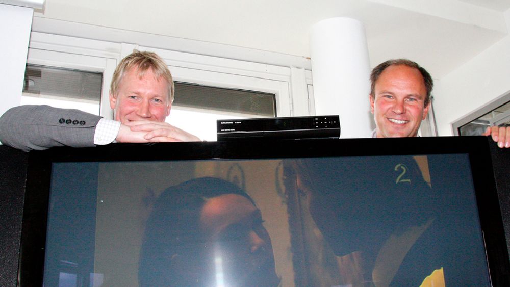 FILM TIL FOLKET:
Kommunikasjonsdirektør Svein Ove Søreide og adm. dir. Espen Torsby i Riks-TV gleder seg over den nye PVR-boksen som er fundamentet i den kommende film- og serietjenesten deres.