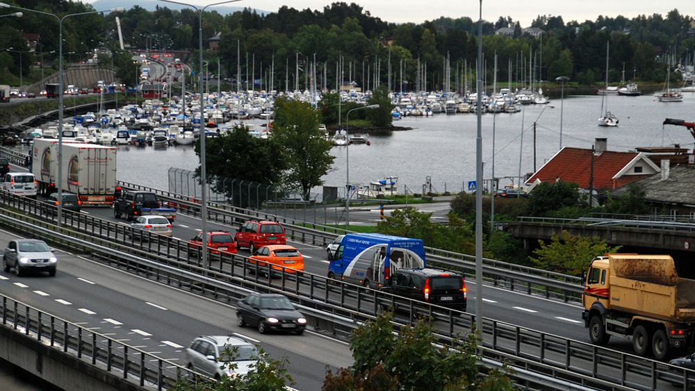 TRAFIKK: I en stadig økende trafikk bruker flere bilbelte enn tidligere, ifølge Statens vegvesen.