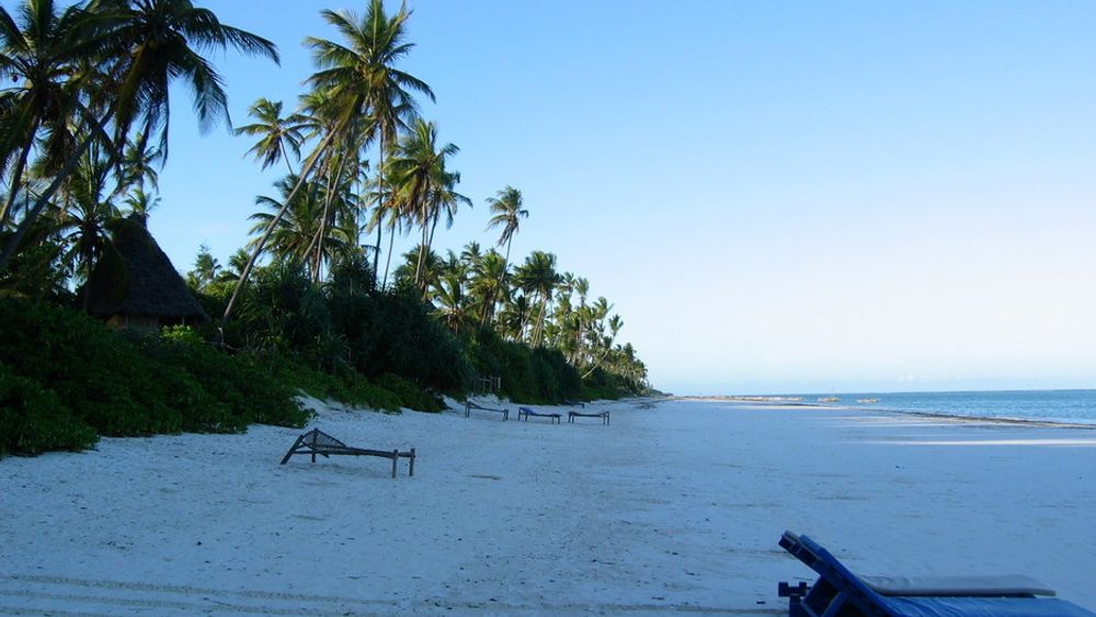 Zanzibars hete gjør det uutholdelig for de mange turistene uten strøm til å drive airconditionanleggene på hotellene.
