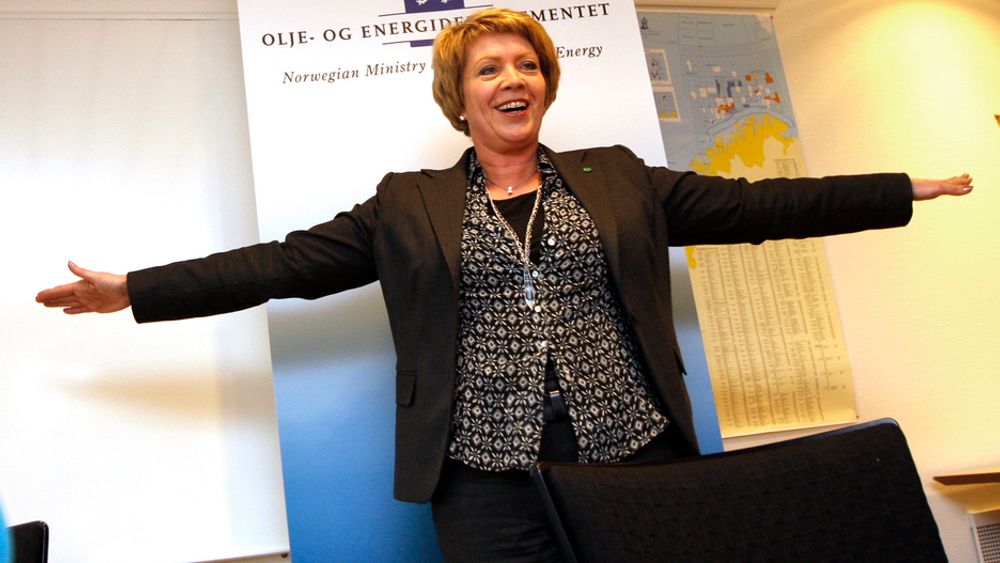 FOLKETS: Olje- og energiminister Åslaug Haga vil beholde vannkraft i Norge på offentlige hender. Private eiere som Elkem og Hydro må selge eller levere tilbake sine kraftverk.