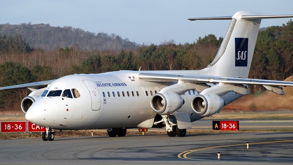 BRUKER BAE 146: SAS friskmelder ikke denne flytypen, en BAe 146 som de fortsatt har tre av på strekningen Sola-Kastrup - operert av Atlantic Airways. Denne, en BAe 146-200 med registreringsnummer OY-RCB, ble fotografert på Sola Lufthavn i mars i år.