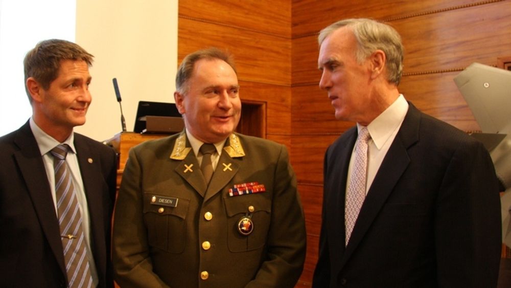 Hans Rosén i Saab, forsvarssjef Sverre Diesen og Tom Burbage i Lockheed Martin diskuterer kampflykjøpet.