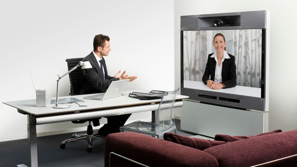 HD-MØTE:
Den nye C90 kodeken kan overføre den høyeste oppløsnigen i HD-TV-standarden mellom møtedeltakerne slik som her i det nye T1-systemet. I tillegg kan detbygges telepresenceløsninger med flere skjermer.
