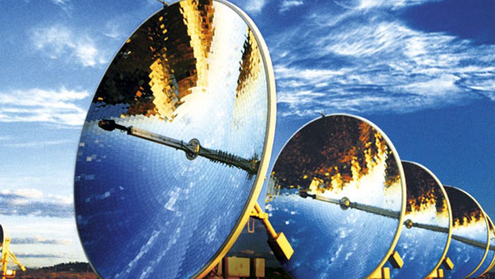 Solenergi fokuseres og gir konsentrert energi ved hjelp av speil som følger solens bevegelse. Reflektorene dreies og sollyset blir fokusert mot et oljefylt rør. Varmen i oljen driver en turbin som gir elektrisk strøm.