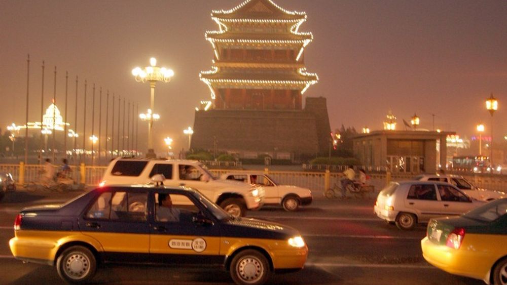 Biltrafikken i Beijing har blitt tettere og tettere i takt med velstandsøkningen. For å sikre bedre luft og fremkommelighet under OL i august, innføres restriksjoner på biltrafikken. Annen hver dag tillates biler med likt og ulikt siste-siffer i regsitreringsnummeret. Taxier er unntatt.