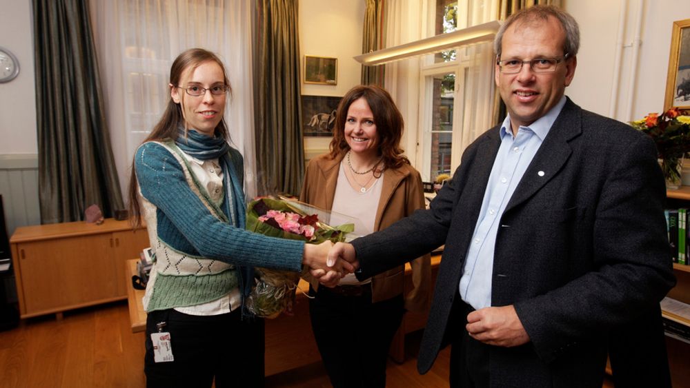 MARKERT: - Velkommen til Tekna, sier foreningens visepresident Åsmund Knutsen til Ragnhild Børke. Statssekretær Heidi Sørensen bak.